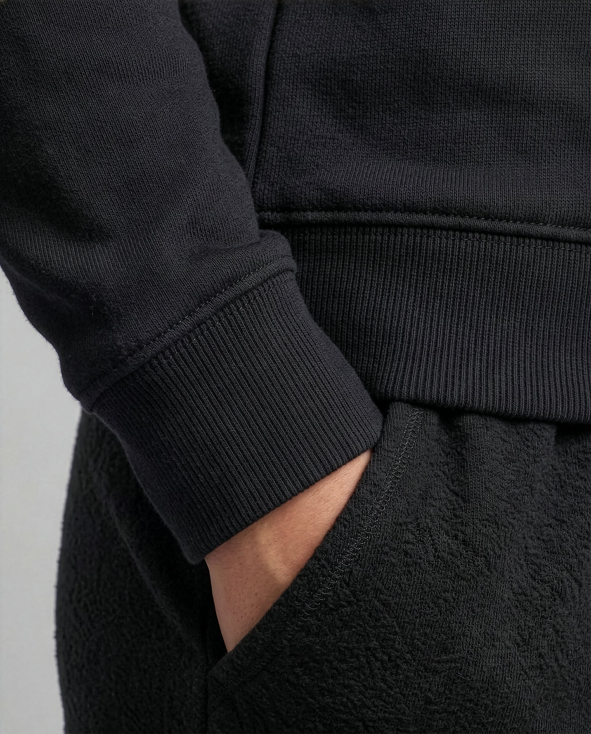 SIGNATURE Sweatshirt – Noor Black